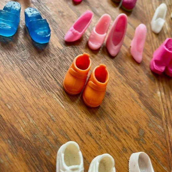 23 Pairs + Singles Barbie Doll Shoes Lot 1990 Flats Heels Boots - Picture 4 of 6